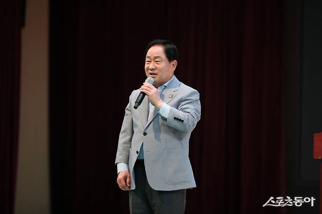 주광덕 시장이 29일 남양주체육문화센터 실내체육관에서 관내 초등학생 200여 명에게 격려사를 하고 있다.&nbsp; 사진제공ㅣ남양주시&nbsp;
