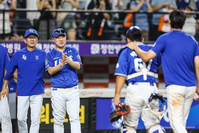 삼성 박진만 감독(왼쪽에서 2번째)이 29일 대전 한화전에서 9-2 승리를 거둔 뒤 박수를 치며 선수단을 격려하고 있다. 사진제공｜삼성 라이온즈