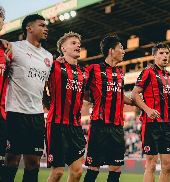 이한범(오른쪽에서 두 번째)이 미트윌란의 승리 세리머니를 함께하고 있다.