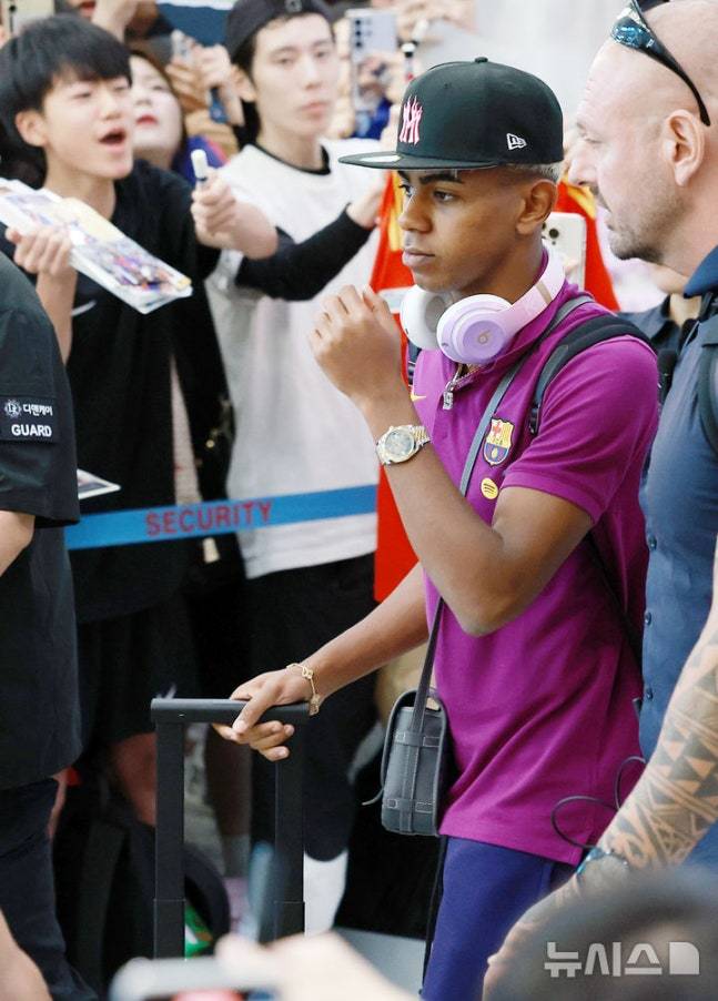 FC 바르셀로나 라민 야말이 29일 오후 인천국제공항 제2여객터미널을 통해 입국하고 있다.  FC 바르셀로나는 31일 FC 서울, 다음달 4일 대구FC와 경기를 치른다. /사진=뉴시스