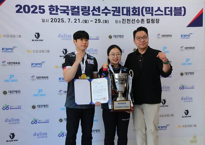 2025 한국컬링선수권대회(믹스더블) 우승을 차지한 정영석(왼쪽)과 김선영(가운데). /사진=대한컬링연맹 공식 제공