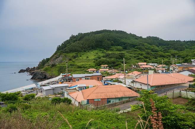 빛바랜 붉은 지붕이 인상적인 노화동 마을