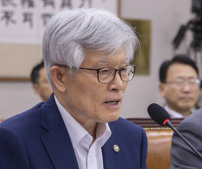 최동석 인사혁신처장이 지난 22일 국회 법제사법위원회 전체회의에 출석해 의원 질의에 답하고 있다. 연합뉴스