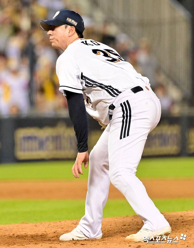 27일 오후 서울 송파구 잠실야구장에서 열린 '2025 신한 SOL Bank KBO리그' LG 트윈스와 두산 베어스의 경기, 7회초 2사 두산 고효준이 공을 힘차게 던지고 있다. 잠실, 김한준 기자