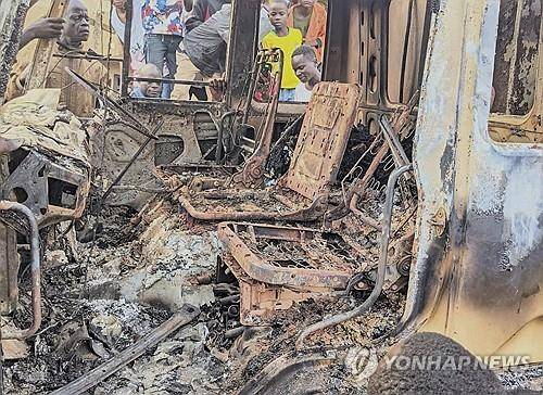 민주콩고 코만다시에서 IS 연계 무장단체 공격으로 불에 탄 차량 들여다보는 주민들 [UGC/AP 연합뉴스 자료사진. 재판매 및 DB 금지]