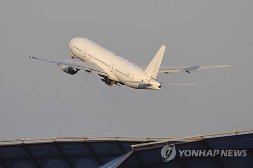 모스크바 공항 이륙하는 평양행 여객기 (모스크바 AP=연합뉴스) 27일(현지시간) 모스크바와 평양을 잇는 첫 직항 여객기가 모스크바 셰레메티예보 공항을 이륙하고 있다 2025. 7. 27.