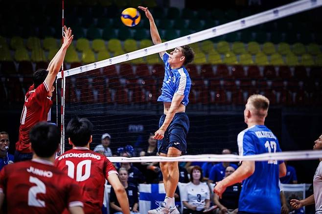 핀란드의 공격을 막는 한국 U-19 남자배구 대표팀  [FIVB 홈피 캡처. 재판매 및 DB 금지]