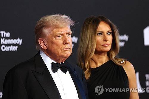 6월 케네디센터에 온 트럼프와 멜라니아 도널드 트럼프 대통령과 멜라니아 트럼프 여사가 지난 6월 11일 '레미제라블' 공연 관람을 위해 미국 워싱턴 DC의 케네디센터를방문한 모습. [AFP=연합뉴스 자료사진. 재판매 및 DB 금지]