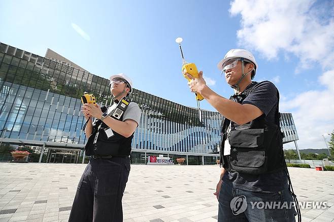 APEC 행사장 유해 물질 농도 측정 (경주=연합뉴스) 김현태 기자 = 21일 경북 경주시 화백컨벤션센터에서 대구지방환경청 화학안전관리단 관계자들이 대기 중 유해 물질 농도를 측정하고 있다. 대구환경청은 아시아태평양경제협력체(APEC) 정상회의 기간 중 화학사고·테러 등을 예방하고자 이달부터 행사장과 주변 유해화학물질 취급사업장을 특별점검 중이다. 2025.7.21 mtkht@yna.co.kr