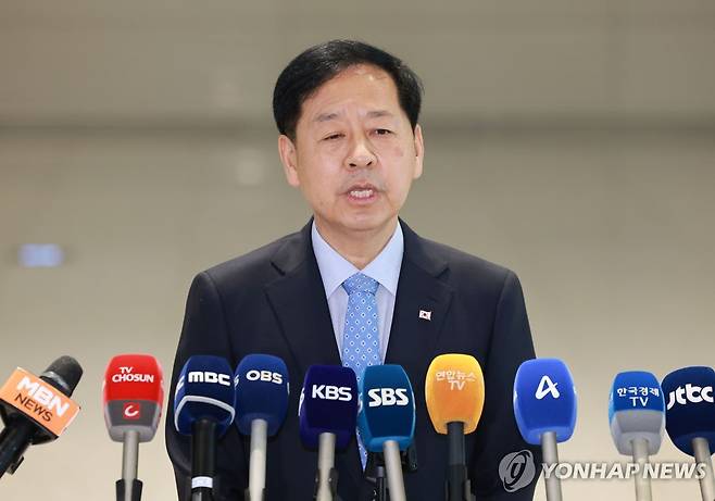 인터뷰하는 구윤철 부총리 (영종도=연합뉴스) 신현우 기자 = 스콧 베선트 미국 재무장관과 면담하기 위해 워싱턴DC로 향하는 구윤철 부총리 겸 기획재정부 장관이 29일 인천국제공항 제2여객터미널에 도착해 인터뷰하고 있다.
    구 부총리와 베선트 장관의 회담은 그간 이어져 온 양국 간 통상논의를 막바지 조율하는 자리가 될 전망이다. 2025.7.29 nowwego@yna.co.kr