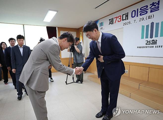 인사하는 이응철 춘천지검장 (춘천=연합뉴스) 강태현 기자 = 이응철(49·사법연수원 33기) 신임 춘천지방검찰청장이 29일 오전 강원 춘천지검 대회의실에서 열린 취임식에서 직원들과 인사를 하고 있다. 2025.7.29 taetae@yna.co.kr
