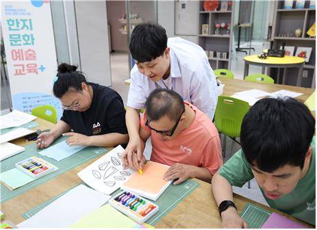 2025 한지문화예술교육+ '독립형' 프로그램 참여자들 [한지문화재단 제공.재판매 및 DB 금지]