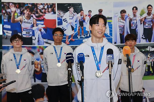 인터뷰하는 육상 남자 계주 400m 대표 이재성 (영종도=연합뉴스) 신현우 기자 = 2025 라인-루르 하계 세계대학경기대회(U대회) 육상 남자 계주 400ｍ에서 금메달을 딴 이재성이 29일 인천국제공항 제1여객터미널을 통해 귀국, 인터뷰하고 있다. 2025.7.29 nowwego@yna.co.kr