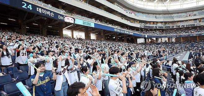 창원NC파크 62일 만에 홈경기 (창원=연합뉴스) 김동민 기자 = 30일 경남 창원NC파크에서 열린 프로야구 2025 신한 SOL 뱅크 KBO리그 한화이글스와 NC다이노스 경기에서 팬이 응원하고 있다.
    NC다이노스 홈구장인 창원NC파크에서의 경기는 구조물 낙하 사망 사고 이후 62일이다. 2025.5.30 image@yna.co.kr