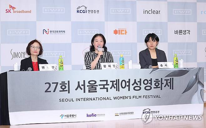 27회 서울국제여성영화제 기자간담회 (서울=연합뉴스) 진연수 기자 = 29일 서울 마포구 마포중앙도서관에서 열린 27회 서울국제여성영화제 기자간담회에서 황혜림 집행위원장이 영화제를 소개하고 있다. 2025.7.29 jin90@yna.co.kr