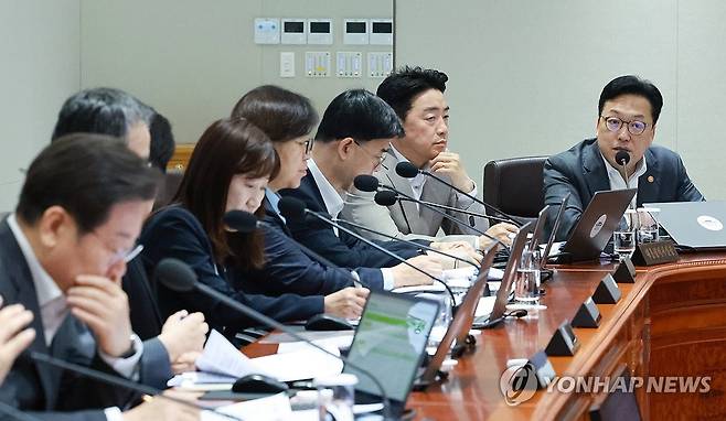 중대재해 근절대책 토론, 발언하는 김병환 금융위원장 (서울=연합뉴스) 홍해인 기자 = 김병환 금융위원장이 29일 서울 용산 대통령실 청사에서 이재명 대통령 주재로 열린 국무회의에서 국무위원들과 중대재해 근절대책 토론을 하며 발언하고 있다. 2025.7.29 hihong@yna.co.kr