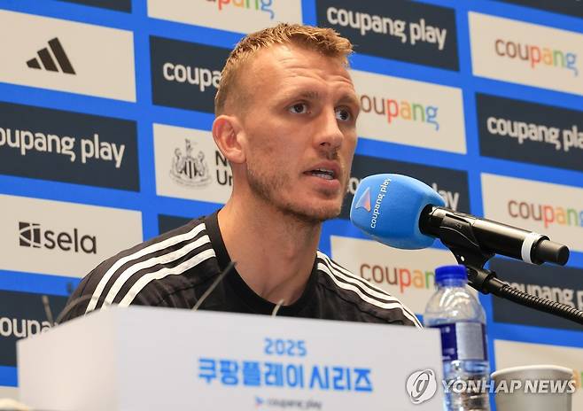 기자회견 하는 뉴캐슬 댄 번 (서울=연합뉴스) 최재구 기자 = 2025 쿠팡플레이 시리즈에 출전한 잉글랜드 프리미어리그 뉴캐슬의 댄 번이 29일 서울 여의도에서 기자회견을 하고 있다. 2025.7.29 jjaeck9@yna.co.kr