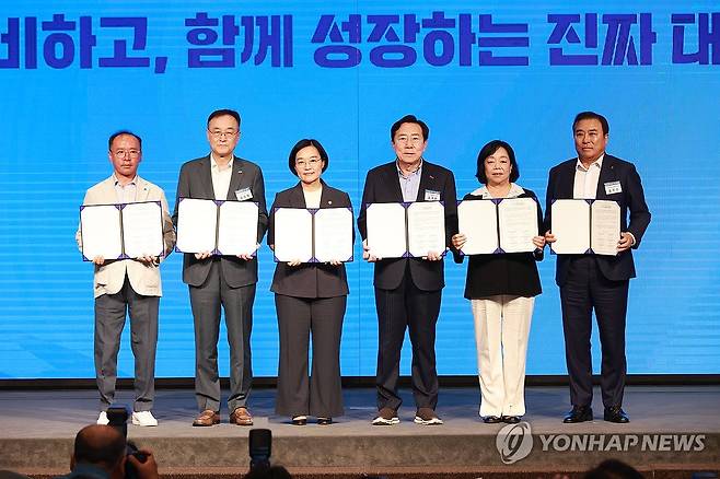 내수·소비 활성화 캠페인 (서울=연합뉴스) 한성숙 중소벤처기업부 장관이 29일 서울 영등포구 중소기업중앙회에서 열린 '내수·소비 활성화 캠페인'에서 결의문에 서명, 기념 촬영하고 있다. 2025.7.29 [중소벤처기업부 제공. 재판매 및 DB 금지] photo@yna.co.kr