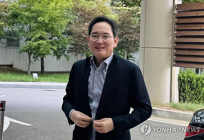 출국하는 이재용 삼성전자 회장 (서울=연합뉴스) 강태우 기자 = 이재용 삼성전자 회장이 29일 강서구 서울김포비즈니스항공센터(SGBAC)를 통해 워싱턴으로 출국하고 있다. 2025.7.29 burning@yna.co.kr