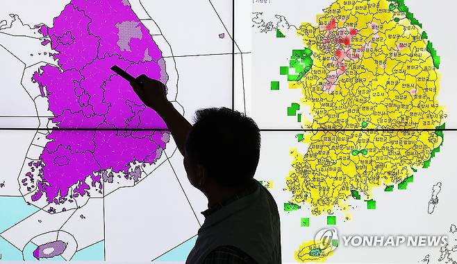 전국이 폭염 (수원=연합뉴스) 홍기원 기자 = 29일 경기도 수원시 권선구 수도권기상청에서 예보관이 폭염 특보 상황 등을 보여주고 있다.
내륙에서 폭염특보가 내려지지 않은 유일한 지역이었던 강원 태백에 이날 오전 10시를 기해 폭염주의보가 발령됨에 따라 이제 183개 육상 기상특보 구역 중 88%인 161곳에 폭염경보, 11%인 20곳에 폭염주의보가 내려진 상황이다. 폭염특보가 발령되지 않은 곳은 한라산(제주산지)과 추자도 두 곳뿐이다. 2025.7.29 xanadu@yna.co.kr