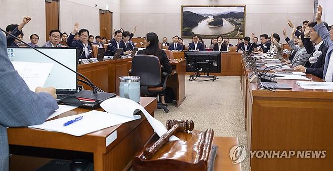 국회 농해수위, '농수산가격안정제 도입' 농안법과 양곡법 처리 (서울=연합뉴스) 황광모 기자 = 29일 국회에서 열린 농림축산식품해양수산위 전체 회의에서 여야 의원들이 '농수산가격안정제 도입'을 핵심으로 하는 농안법과 양곡법을 처리하고 있다. 2025.7.29 hkmpooh@yna.co.kr