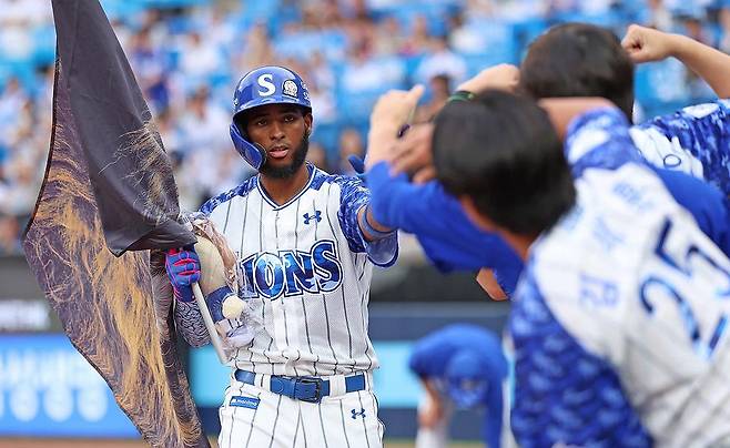 홈런 선두 삼성 디아즈, 두 경기 연속 홈런포…시즌 24호 작렬 (서울=연합뉴스) 프로야구 홈런 선두 삼성 라이온즈의 외국인 타자 르윈 디아즈가 두 경기 연속 홈런을 쏘아 올렸다.
    디아즈는 7일 대구 삼성라이온즈파크에서 열린 2025 KBO리그 NC 다이노스와 홈 경기 0-2로 뒤진 1회말 1사 1, 3루 기회에서 NC 선발 신민혁을 상대로 우측 담장을 넘기는 스리런 포를 터뜨렸다. 사진은 이날 세리머니를 하는 삼성 디아즈. 2025.6.7 [삼성 라이온즈 제공. 재배포 및 DB 금지] photo@yna.co.kr