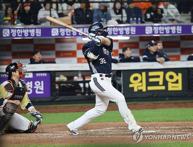 홈런포 치는 김재환 (대전=연합뉴스) 이주형 기자 = 13일 대전 한화생명 볼파크에서 열린 2025 신한 SOL 뱅크 KBO리그 한화이글스와 두산베어스의 경기. 두산 김재환이 8회 초 2사 1루에서 홈런을 치고 있다. 2025.5.13 coolee@yna.co.kr