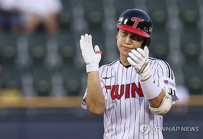 동점 신고 (서울=연합뉴스) 서명곤 기자 = 29일 서울 송파구 잠실구장에서 열린 프로야구 2025 신한 SOL 뱅크 KBO리그 kt wiz와 LG 트윈스의 경기 3회말 2사 1,2루. LG 구본혁이 2타점 2루타를 친 뒤 세리머니를 하고 있다.   2025.7.29 seephoto@yna.co.kr