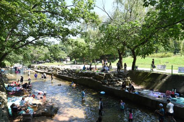 양주 장흥유원지의 대표 명소인 송추계곡의 예전 모습. 현재는 휴가철을 맞았지만 방문객의 발걸음이 적어 일대 요식업, 숙밥업 등이 심각한 타격을 받고 있다. /양주시 제공