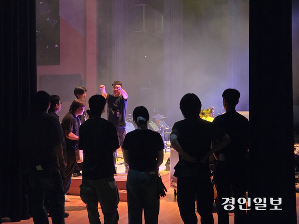 수원SK아트리움 공연장에서 올해 무대기술 아카데미 SPACE가 약 3주간 진행됐다. 사진은 공연장에서 수강생들이 수업을 듣고 있는 모습. 2025.7.24 /이시은기자 see@kyeongin.com