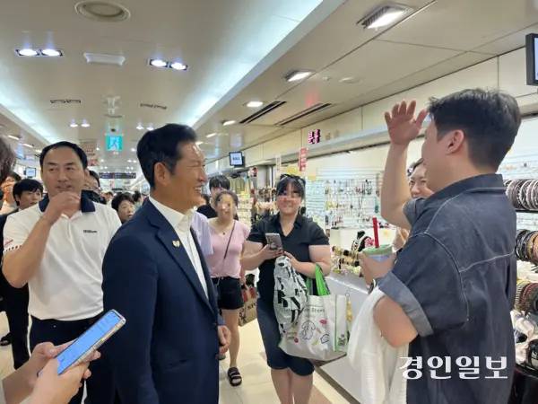더불어민주당 당대표 후보 정청래 의원이 30일 오후 인천 부평지하상가에서 시민들과 만나 이야기를 나누고 있다. 2025.7.30 /송윤지기자 ssong@kyeongin.com