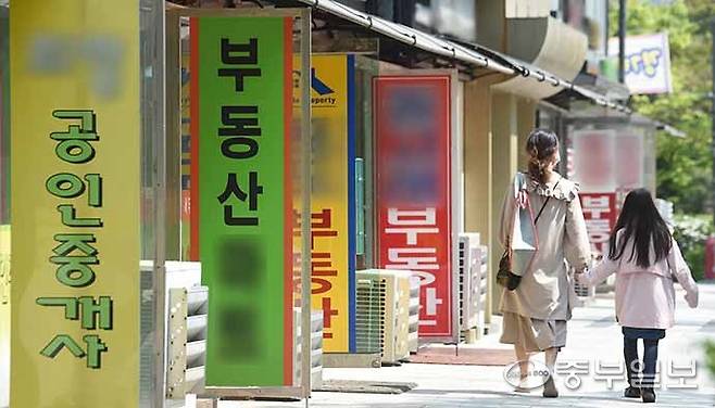 성남시의 한 부동산중개소 밀집지역이 한산한 모습을 보이고 있다. 중부포토DB