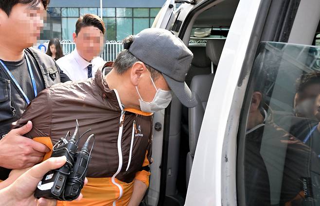 인천 송도에서 사제 총기로 아들을 살해한 60대 남성이 30일 인천시 남동구 논현경찰서 유치장에서 검찰로 송치되고 있다. 이진우 기자 ljw@kihoilbo.co.kr