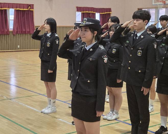강경상업고 경찰사무행정과 학생들이 제식훈련을 하는 모습. /충남교육청 제공