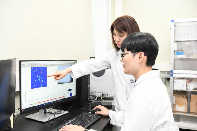 한국표준과학연구원이 분자가 가진 고유한 광학 신호를 수억 배 이상 증폭해, 체액 속 극미량의 알츠하이머병 생체지표(바이오마커)들을 정확히 검출하고 정량화하는 진단 플랫폼을 개발했다. 한국표준과학연구원 제공