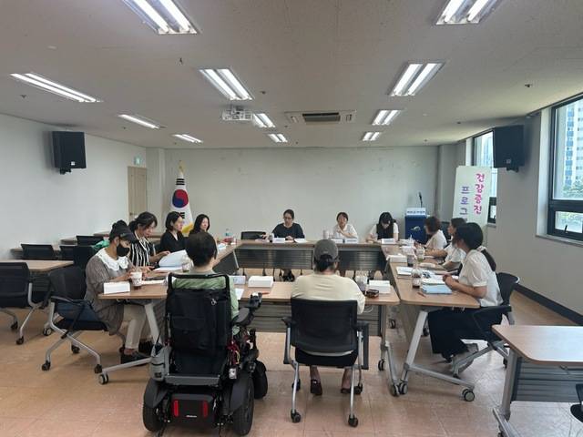▲ 예산군, 장애인 개인예산제 시범사업 운영 성과를 점검하고 현장 의견을 수렴하기 위한 간담회 모습-예산군 제공