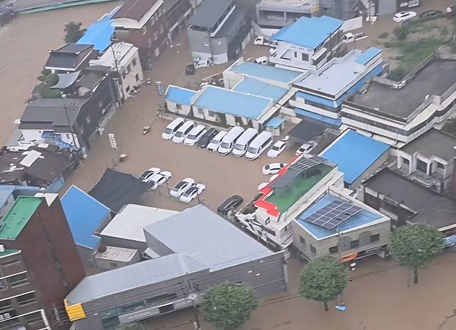 지난 17일 광주 북구 신안동 일대에 기록적인 집중호우로 인해 렌터카 차량 27대가 침수되는 피해가 발생했다. 사진은 물에 잠긴 렌트카 모습. /독자 제공