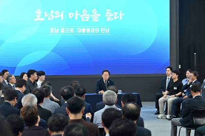 광주·전남 타운홀미팅 갖는 이재명 대통령이재명 대통령이 지난달 25일 광주 동구 국립아시아문화전당에서 '광주시민·전남도민 타운홀미팅'을 하고 있다. /광주·전남사진기자단