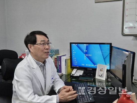 ▲ 동천동강병원 흉부외과 박상섭 전문의는 여름철 다한증 예방을 위해 통기성 좋은 의류를 입고, 자주 샤워할 것 등을 조언했다.