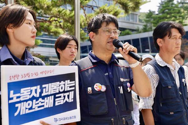 금속노조는 25일 서울행정법원 앞에서 기자회견을 열고 "한화오션과 현대제철은 더 이상 거부하지 말고 즉각 교섭에 나서라"라고 촉구했다. 이김춘택 금속노조 거제통영고성조선하청지회 사무장이 발언하고 있다. 오른쪽은 김형수 지회장. /금속노조