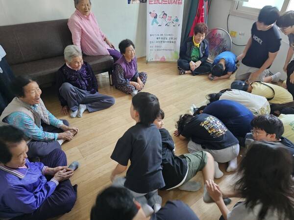 마을 어르신에게 정성껏 절을 올리며 인사하는 학생. /이경채 씨