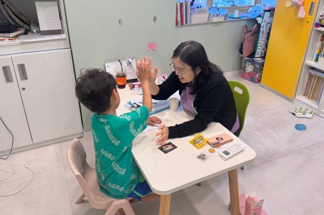 옥계아동발달센터 언어재활사가 아동을 대상으로 언어치료 수업을 진행하고 있다. 옥계아동발달센터 제공