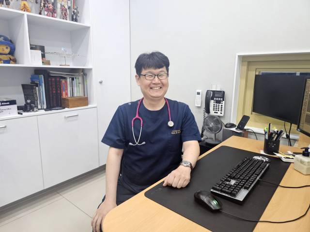 안병환 옥계연합소아청소년과의원 원장이 진료실에서 포즈를 취하고 있다. 그는 아동 의료 서비스에 대한 확고한 철학을 가지고 있다. 조규덕기자