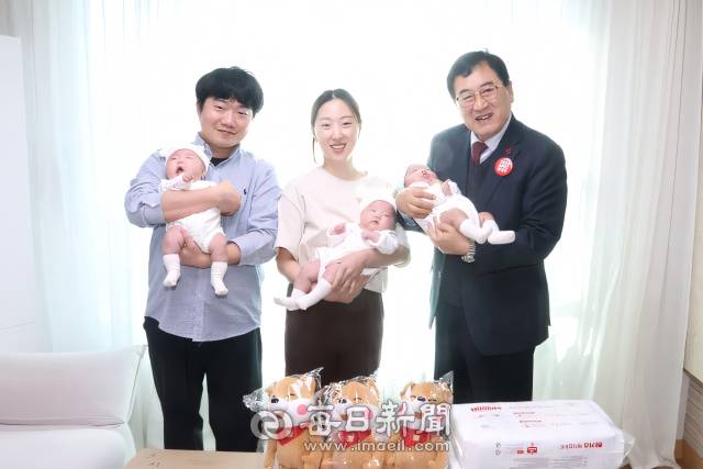 주낙영 경주시장이 세쌍둥이 가정을 방문해 출산을 축하하고 부모를 격려하고 있다. 경주시 제공
