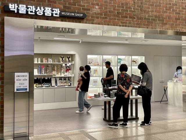국립대구박물관 내 박물관상품관이 방문객들로 붐비고 있다. 이연정 기자