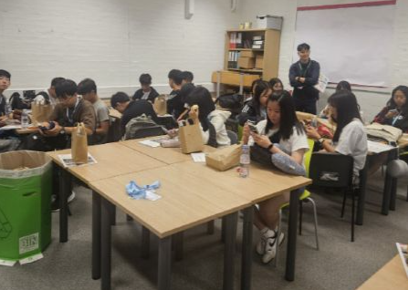 영국학교 도착 후 열린 첫 오리엔테이션.