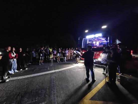 합천군 지역 중학생 30명이 영어권 문화체험연수를 떠나기 위해 버스에 탑승하고 있다.