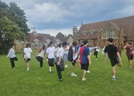 외국인 학생들과 함께 즐거운 체육시간을 보내고 있다.