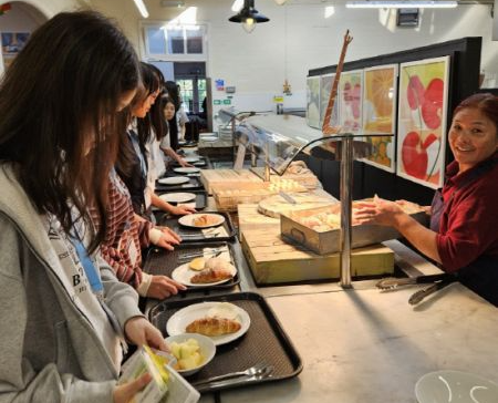 학생들이 학교 식당에서 조식을 즐기고 있다.