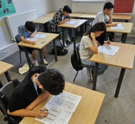 학교 첫 등교와 테스트를 받고 있는 학생들.